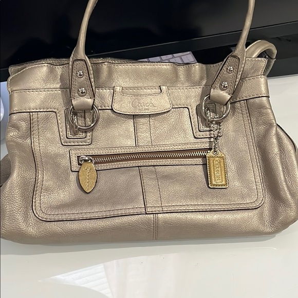 Coach Gold Shoulder Bag with Elegant Design - Picture 7 of 7